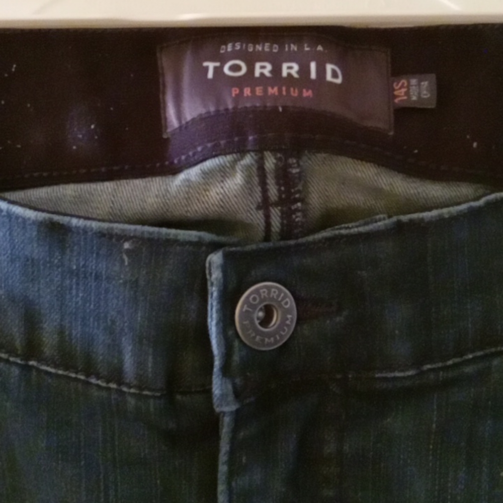TORRID BOMBSHELL SKINNY JEANS DARK WASH 14S